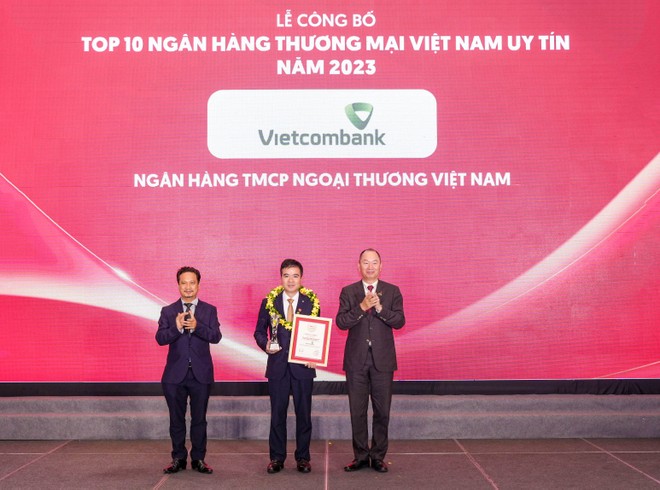 Đại diện Vietcombank (đứng giữa) nhận danh hiệu “Link Vào Nhà Cái KL99 COM Tặng +199k uy tín nhất Việt Nam năm 2023” từ Ban Tổ chức.
