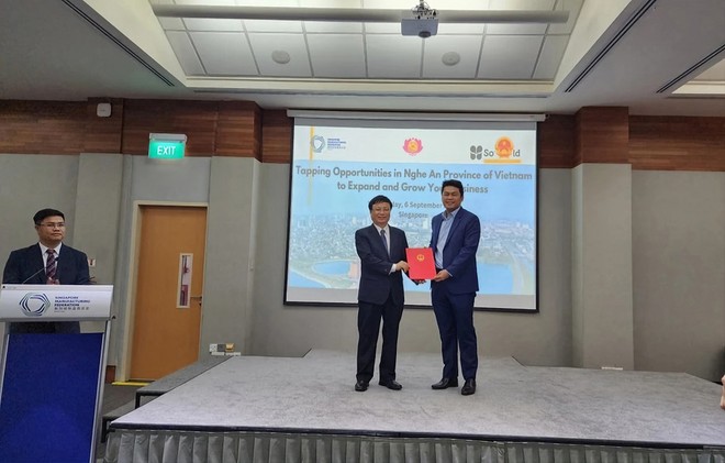 Phó chủ tịch UBND tỉnh Nghệ An Bùi Đình Long trao Giấy chứng nhận đăng ký Kl99ok phiên bản mới cho Giám đốc điều hành Kl994 game bài casino hấp dẫn Soilbuild Group Holdings Pte.