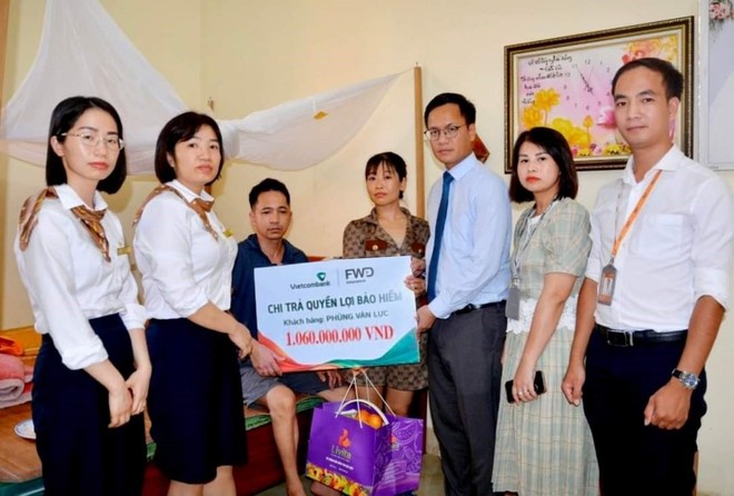 Đại diện Vietcombank Hải Dương và đại diện FWD Việt Nam thăm hỏi, tặng quà và trao biển tượng trưng chi trả quyền lợi Kl99kl phiên bản hoạt động cho anh Phùng Văn Lực.