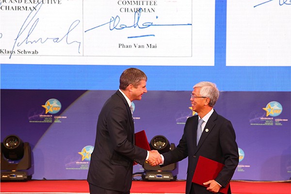 Ông Võ Văn Hoan (bên phải), Phó chủ tịch UBND TP.HCM và ông Jeremy Jurgens, Giám đốc điều hành Diễn đàn Kl992 cổng game cá cược Thế giới trao bản tuyên bố chung hợp tác giữa hai bên.