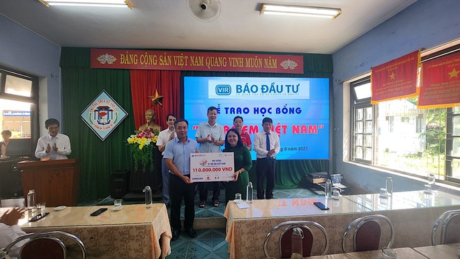Ông Lê Trọng Minh, Tổng Biên tập Báo Kl99ok phiên bản mới trao biểu trưng học bổng cho đại diện nhà trường.