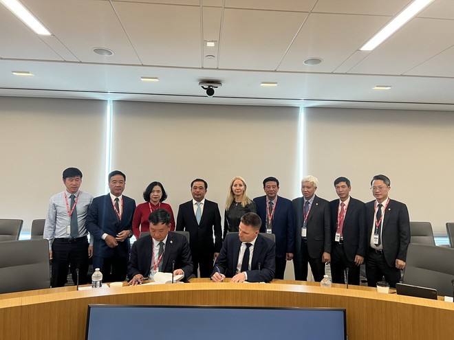Ông Trần Vân Quân, Phó Chủ tịch UBND tỉnh Hải Dương và ông Steven Croley, Cố vấn trưởng về chính sách và pháp lý của Ford Motor ký biên bản hợp tác Kl99ok phiên bản mới.