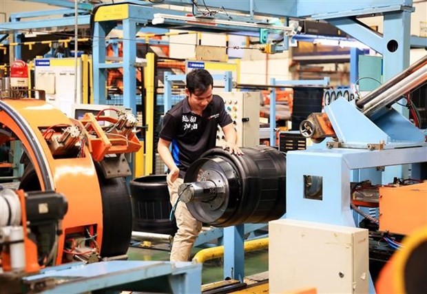 Công nhân làm việc tại nhà máy Kl994 nhà cái bóng đá world cup lốp ôtô của Công ty Trách nhiệm Hữu hạn Sailun Việt Nam, Khu Công nghiệp Phước Đông, huyện Gò Dầu (tỉnh Tây Ninh). (Ảnh: Hồng Đạt/TTXVN).