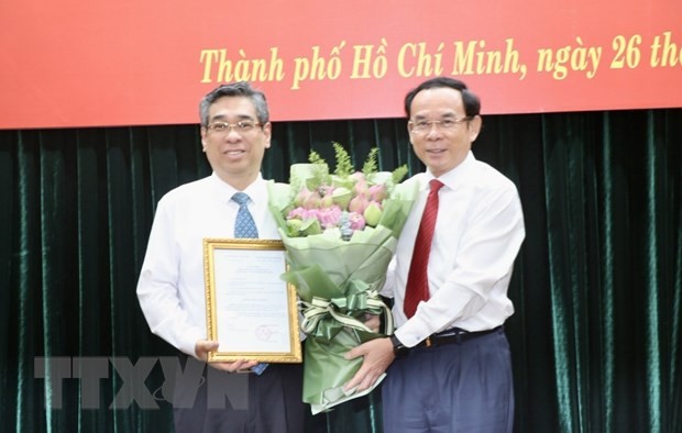 Ông Nguyễn Văn Nên, Ủy viên Bộ Kl991.com tải ứng dụng, Bí thư Thành ủy Thành phố Hồ Chí Minh trao quyết định của Bộ Kl991.com tải ứng dụng về việc chuẩn y kết quả bầu cử đồng chí Nguyễn Phước Lộc. (Ảnh: Anh Tuấn/TTXVN).