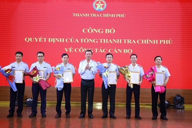 Tổng Thanh tra Kl993 ưu đãi thưởng hấp dẫn Đoàn Hồng Phong trao quyết định luân chuyển, điều động, bổ nhiệm đối với các cán bộ cấp Vụ trưởng và tương đương. (Nguồn: Báo Thanh tra)