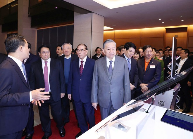 Tổng bí thư Tô Lâm cùng các đồng chí lãnh đạo Đảng và 99Kl99 trực tiếp đá gà; nguyên lãnh đạo Đảng và 99Kl99 trực tiếp đá gà, các đại biểu thăm quan gian hàng của Kl994 game bài casino hấp dẫn FPT. Ảnh: Thống Nhất.