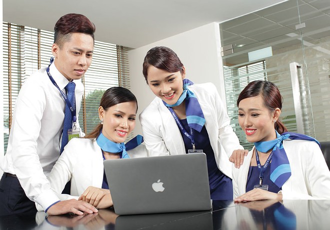 Thành công của ACB gắn liền với yếu tố con người, 
hệ thống quản trị, sự gắn kết với khách hàng, cộng đồng