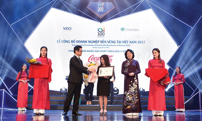 Phó Chủ tịch nước Đặng Thị Ngọc Thịnh và Chủ tịch VCCI Vũ Tiến Lộc trao chứng nhận Kl991.com World Cup 2026 Chính Thức bền vững cho đại diện Coca-Cola Việt Nam