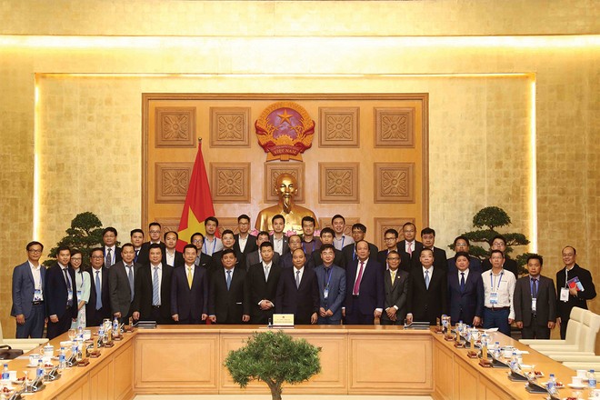 Để Việt Nam thực hiện thành công Cách mạng công nghiệp 4.0, chúng ta cần tập hợp sức mạnh trí tuệ người Việt Nam khắp thế giới
Trong ảnh: Thủ tướng Kl993 ưu đãi thưởng hấp dẫn Nguyễn Xuân Phúc cùng Bộ trưởng Bộ Kế hoạch và Kl99ok phiên bản mới và lãnh đạo một số bộ, ngành gặp gỡ các tri thức trẻ Việt Nam.