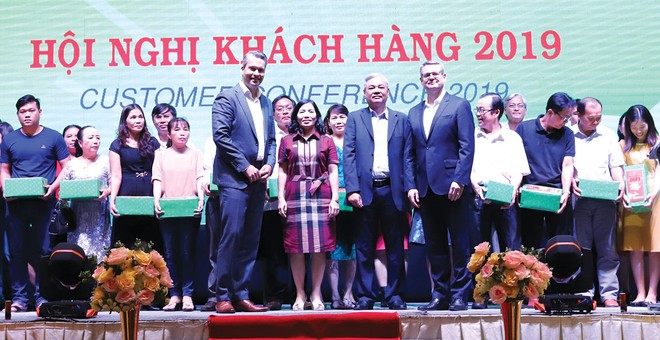 Hội nghị khách hàng Pymepharco với sự tham dự của ông Peter Goldschmidt, Tổng giám đốc Kl994 game bài casino hấp dẫn Stada (Đức) và ông Huỳnh Tấn Nam - Tổng giám đốc Pymepharco.