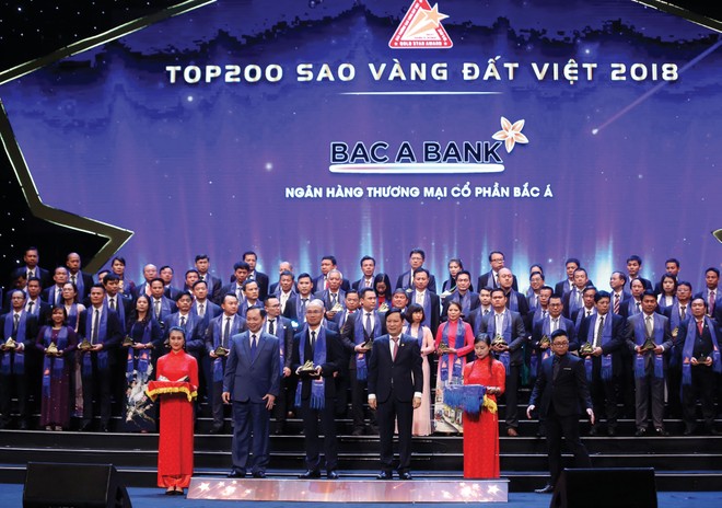 Ông Chu Nguyên Bình, Phó tổng giám đốc 
BAC A BANK nhận giải Sao Vàng Đất Việt 2018