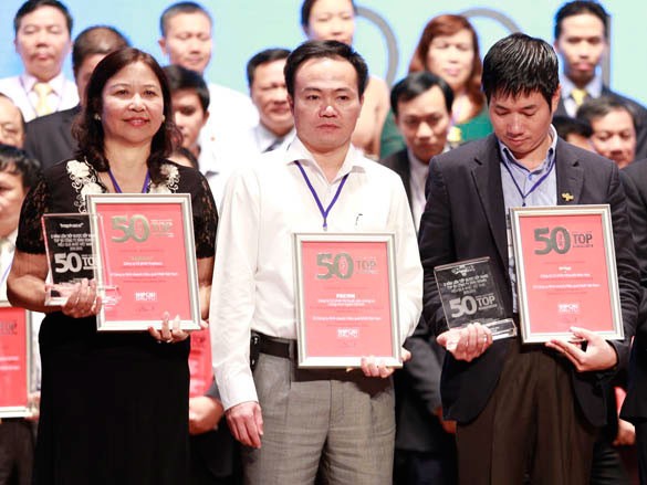 Ông Phạm Việt Khoa, Chủ tịch HĐQT kiêm Tổng giám đốc FECON (đứng giữa) tại lễ công bố 50 công ty niêm yết Kl992 VIP Trang Chủ 2026 hiệu quả nhất Việt Nam năm 2014