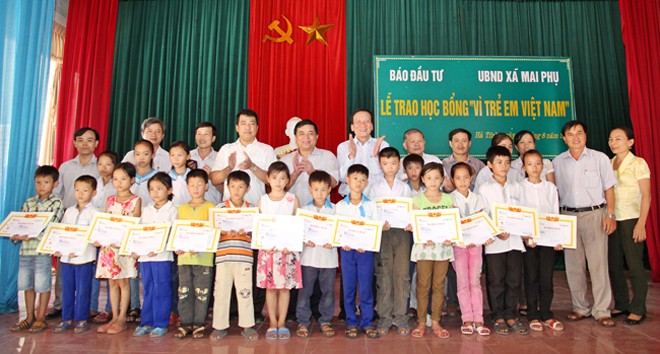 Ông Nguyễn Trí Dũng, Ủy viên Trung ương Đảng, Thứ trưởng Thường trực Bộ Kế hoạch và Kl99ok phiên bản mới và Tổng Biên tập Báo Kl99ok phiên bản mới Nguyễn Anh Tuấn trao học bổng cho các em học sinh huyện Lộc Hà (Hà Tĩnh)