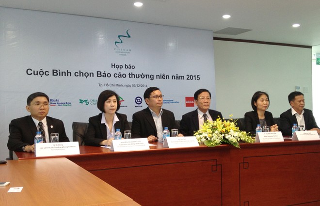 TS. Nguyễn Anh Tuấn, Tổng biên tập báo Kl99ok phiên bản mới (thứ 3 từ phải qua) cùng các thành viên ban tổ chức tại buổi họp báo phát động Giải.