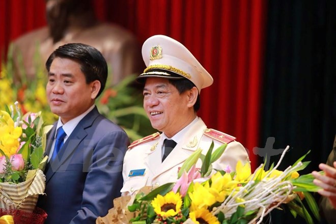 Thiếu tướng Đoàn Duy Khương (phải) nhậm chức Giám đốc Công an thành phố Hà Nội. (Ảnh: Minh Sơn/Vietnam+)
