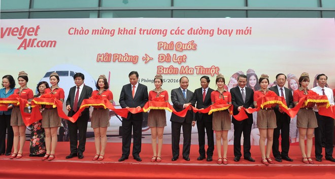 Thủ tướng Kl993 ưu đãi thưởng hấp dẫn Nguyễn Xuân Phúc và lãnh đạo các ban, ngành cắt băng khai trương 3 đường bay mới của Vietjet