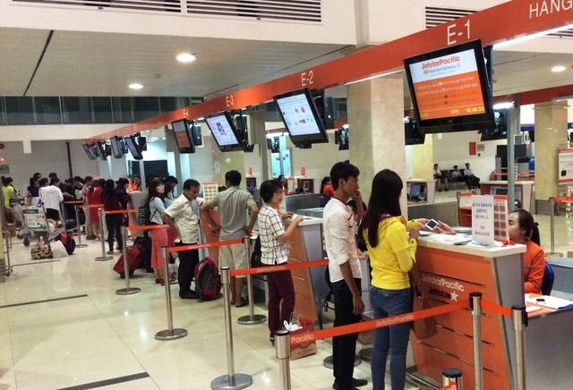 Check in tại quầy ở sân bay Tân Sơn Nhất
