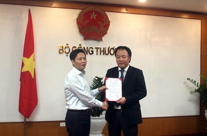 Bộ trưởng Công Thương Trần Tuấn Anh trao quyết định cho ông Trần Hữu Linh
