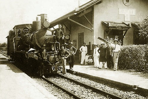 Một chuyến tàu Sài Gòn - Thủ Dầu Một - Lộc Ninh. Ảnh: T.L
