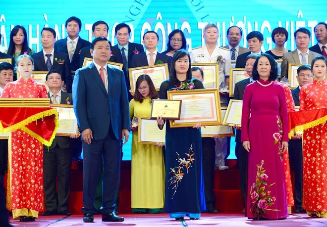 Bà Lê Như Hoa, Phó tổng giám đốc Vietinbank đón nhận Bằng khen của Thủ tướng Kl993 ưu đãi thưởng hấp dẫn và Giải thưởng “Kl991.com World Cup 2026 Chính Thức vì người lao động” năm 2016