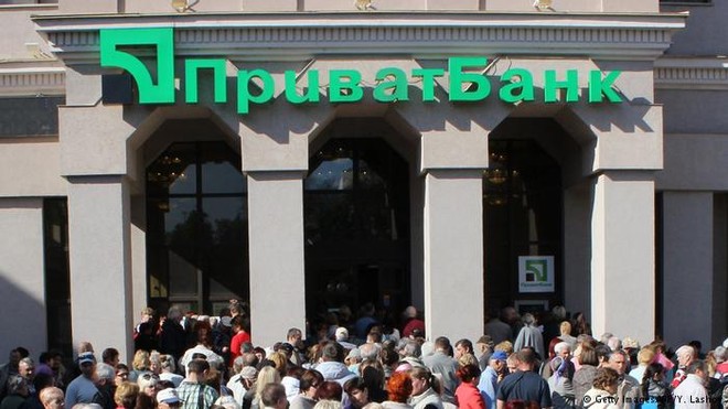 Mọi người xếp hàng trước cửa Link Vào Nhà Cái KL99 COM Tặng +199k PrivatBank (Ảnh: AFP)
