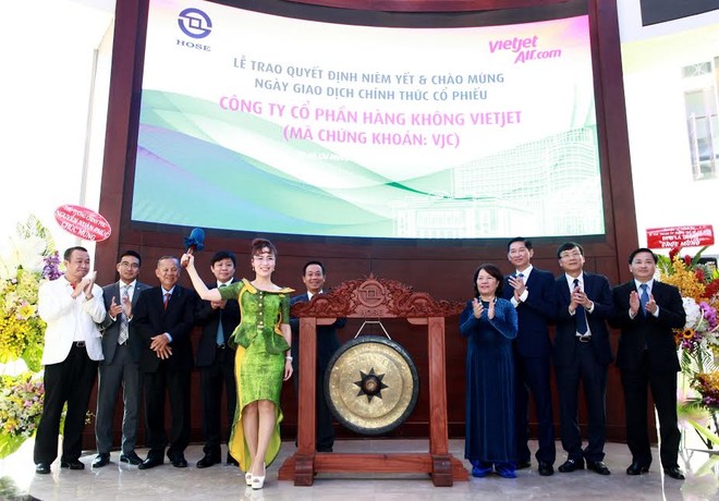 Bà Nguyễn Thị Phương Thảo, Tổng giám đốc Vietjet đánh cồng khai trương giao dịch KL99 là cổng game giải trí trực tuyến hàng đầu hiện nay VJC
