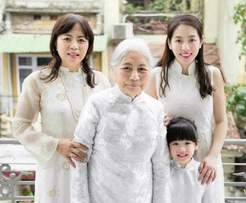 Cụ Bạch Thị Ngải (giữa) và 2 thế hệ Kl992 VIP Trang Chủ 2026 của gia đình.