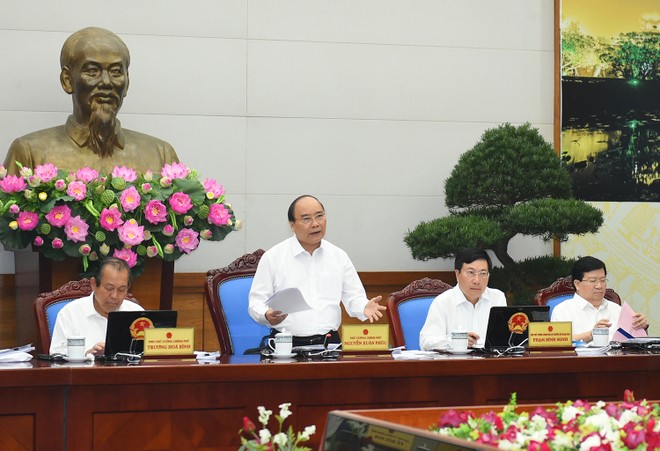 Tại phiên họp Kl993 ưu đãi thưởng hấp dẫn thường kỳ tháng 4, Thủ tướng Nguyễn Xuân Phúc nhấn mạnh quyết tâm đạt tăng trưởng 6,7% trong năm 2017. Ảnh: VGP/Quang Hiếu