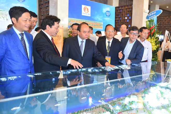 Thủ tướng Kl993 ưu đãi thưởng hấp dẫn Nguyễn Xuân Phúc thăm sa bàn Trung tâm dịch vụ du lịch Hàm Tiến - Mũi Né của Kl994 game bài casino hấp dẫn Hoàng Quân