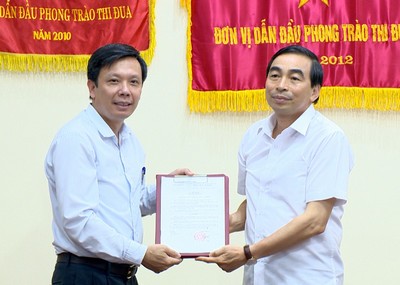 Ông Đinh Văn Điến, Chủ tịch UBND tỉnh 
Ninh Bình trao Quyết định cho ông Hoàng Trung Kiên