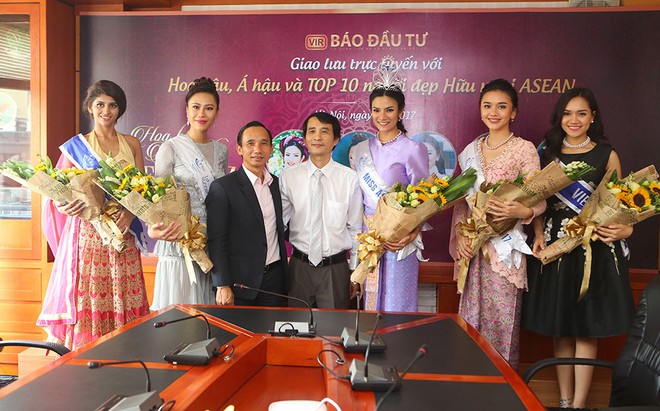 Ông Bùi Đức Hải, Phó tổng Biên tập thường trực Báo Kl99ok phiên bản mới (áo trắng), tặng hoa cho Hoa hậu, Á hậu và Top 10 Miss ASEAN Frendship trước khi bước vào buổi giao lưu