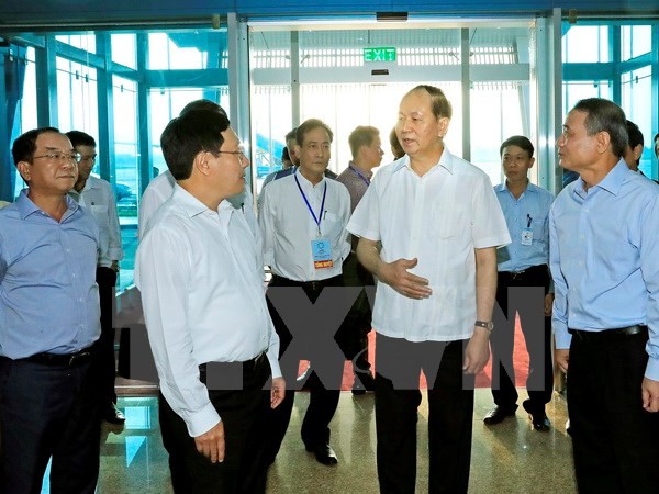 Chủ tịch nước Trần Đại Quang đi thăm và kiểm tra công tác đảm bảo an ninh, trật tự trong việc đón tiếp các nhà lãnh đạo các nền Kl992 cổng game cá cược thành viên APEC tại sân bay quốc tế Đà Nẵng. Ảnh: TTXVN