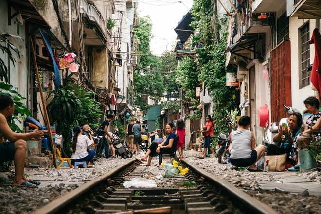 Kl993 Đăng nhập Giải trí hàng ngày của người dân bên đường tàu Hà Nội