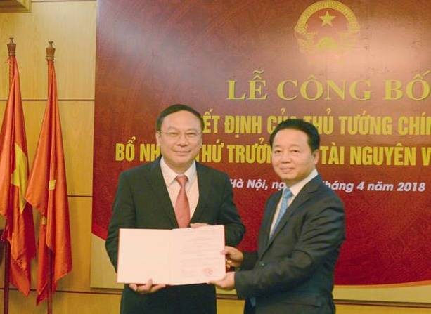 Thừa ủy quyền của Thủ tướng Kl993 ưu đãi thưởng hấp dẫn, Bộ trưởng Bộ TN&MT Trần Hồng Hà đã trao quyết định của Thủ tướng cho tân Thứ trưởng Lê Công Thành. Ảnh báo TNMT