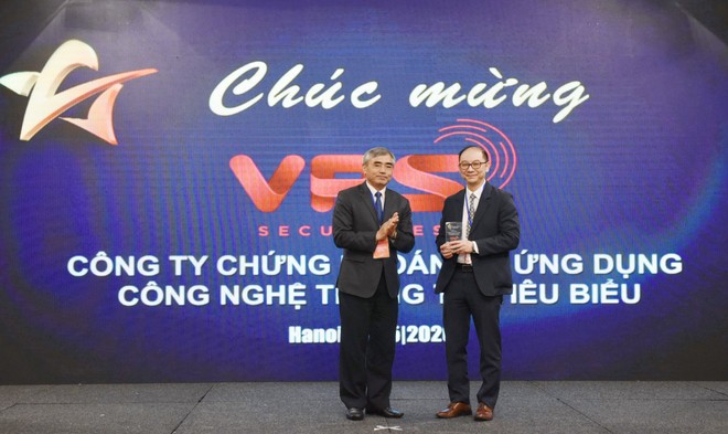 Dại diện của VPS nhận giải thưởng “Công ty 99Kl99 link đăng nhập có ứng dụng Công nghệ thông tin tiêu biểu" từ Ban Tổ chức
