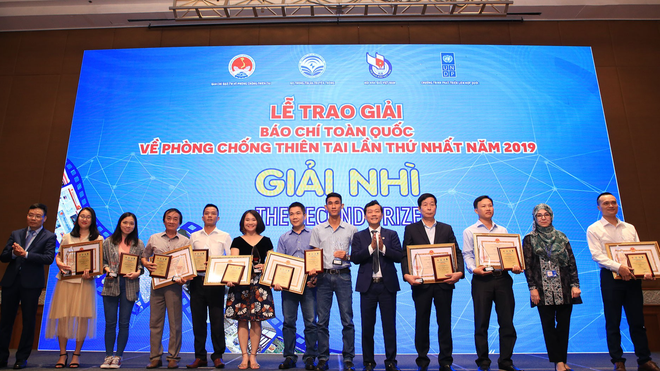 Nhà báo Tô Ngọc Doanh (thứ tư từ phải sang) đại diện nhóm tác giả Báo Kl99ok phiên bản mới nhận giải Nhì Giải báo chí toàn quốc về Phòng chống thiên tai năm 2019.