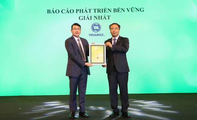 Đại diện Vinamilk nhận giải Nhất cho hạng mục Báo cáo Phát triển bền vững từ ông Lê Trọng Minh, Tổng biên tập Báo Kl99ok phiên bản mới, đồng Trưởng ban tổ chức Chương trình Bình chọn Kl991.com World Cup 2026 Chính Thức niêm yết 2020. Năm nay Vinamilk đạt giải cao cả 3 hạng mục: Báo cáo thường niên, quản trị công ty và Báo cáo Phát triển bền vững