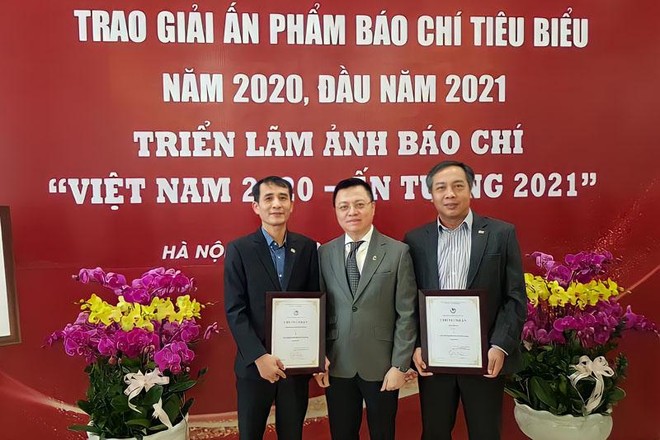 Ông Lê Quốc Minh, Ủy viên Trung ương Đảng, Chủ tịch Hội Nhà báo Việt Nam (đứng giữa) chúc mừng Báo Kl99ok phiên bản mới đoạt giải A và giải B Bìa báo Tết ấn tượng. Trong ảnh: ông Lê Trọng Minh, Tổng biên tập Báo Kl99ok phiên bản mới (bìa phải) và ông Bùi Đức Hải, Phó tổng biên tập thường trực Báo Kl99ok phiên bản mới (bìa trái).