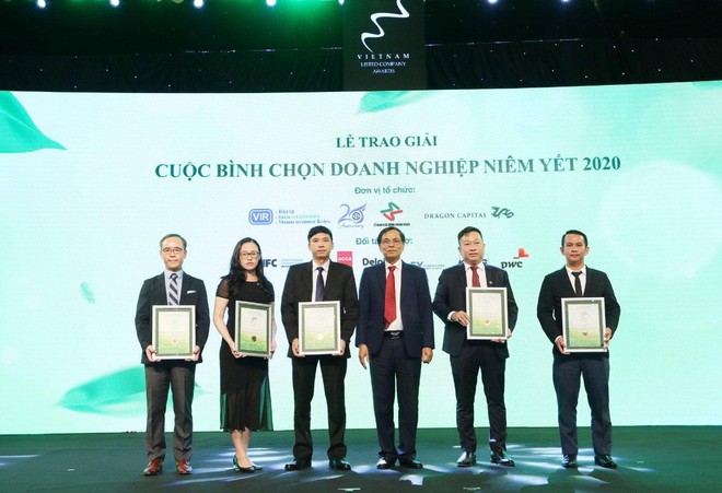 Ông Đặng Thanh Sơn (thứ 3 từ trái sang), Phó giám đốc đại diện TCL nhận giải Top 5 Quản trị công ty nhóm vốn hóa nhỏ Cuộc bình chọn Kl991.com World Cup 2026 Chính Thức niêm yết 2020