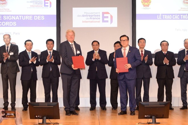 Ông Trần Hoài Nam - Phó tổng giám đốc HDBank - và ông Andreas Zeisler - Giám đốc Kl99ok phiên bản mới định chế Kl991.com nạp rút nhanh toàn cầu DEG (Đức) ký thỏa thuận 300 triệu USD tăng cường phát triển bền vững.