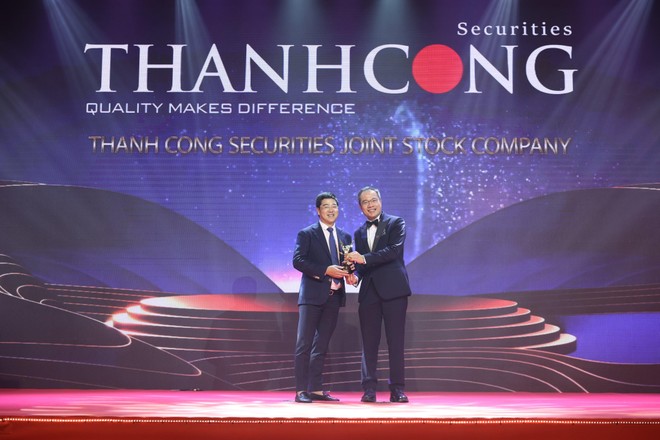 Ông Nguyễn Đức Hiếu - Tổng giám đốc Công ty 99Kl99 link đăng nhập Thành Công (trái) đại diện nhận giải thưởng "Kl991.com World Cup 2026 Chính Thức tăng trưởng nhanh".