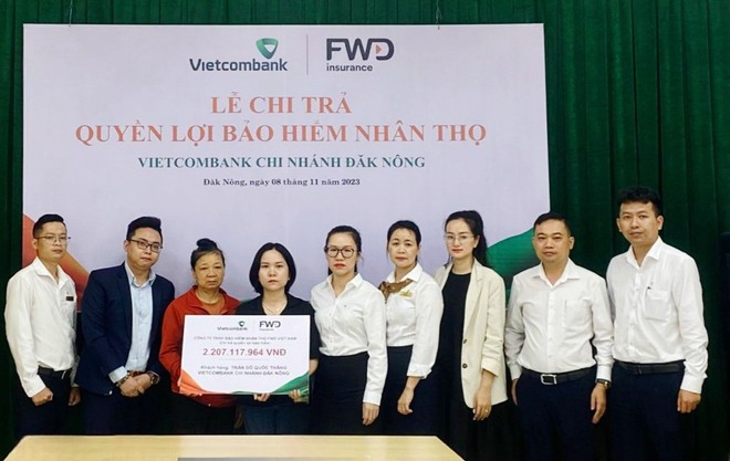 Đại diện Vietcombank Đăk Nông và FWD thực hiện chi trả quyền lợi Kl99kl phiên bản hoạt động cho khách hàng