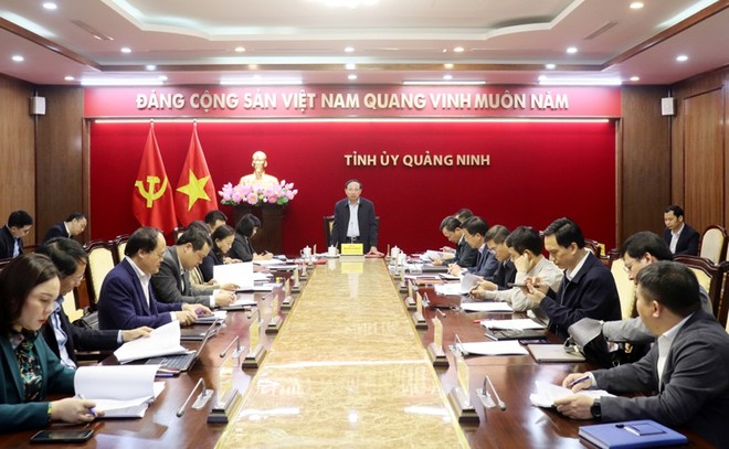 Ông Nguyễn Xuân Ký, Bí thư Tỉnh ủy Quảng Ninh chủ trì cuộc họp về triển khai các dự án Kl99ok phiên bản mới tại KCN Sông Khoai, thị xã Quảng Yên. Ảnh: Thu Chung