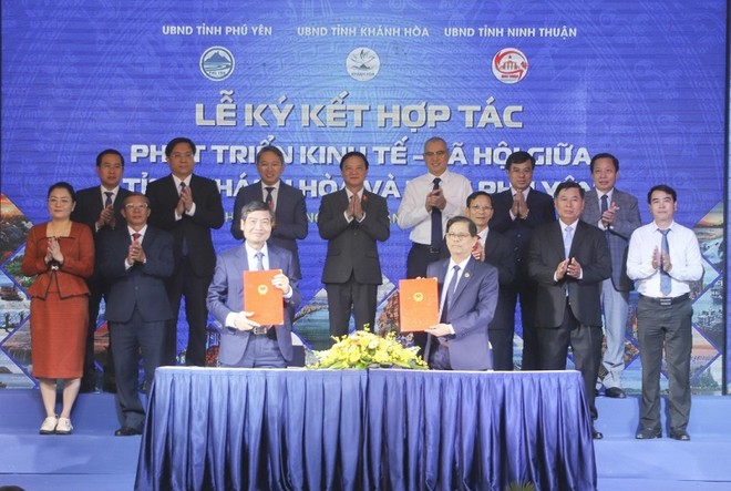 Lãnh đạo tỉnh Khánh Hòa và Phú Yên ký kết hợp tác hợp tác phát triển Kl992 cổng game cá cược - Trang Chủ KL99Com Số 1 Link Đăng Ký KL999 giai đoạn 2024 - 2025, định hướng đến năm 2030. Ảnh: Đ.L.