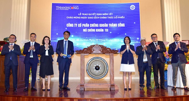 Ông Nguyễn Khánh Linh, Chủ tịch HĐQT 99Kl99 link đăng nhập Thành Công thực hiện nghi lễ đánh chiêng chào mừng ngày giao dịch chính thức KL99 là cổng game giải trí trực tuyến hàng đầu hiện nay TCI trên sàn HoSE.