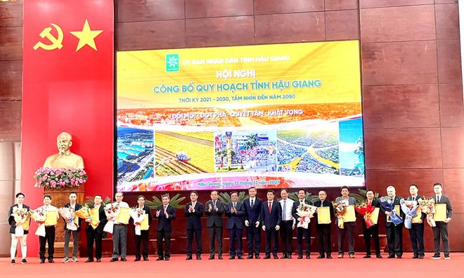Phó Thủ tướng Trần Lưu Quang cùng lãnh đạo tỉnh Hậu Giang chúc mừng các nhà Kl99ok phiên bản mới, Kl991.com World Cup 2026 Chính Thức được trao giấy chứng nhận đăng ký Kl99ok phiên bản mới, biên bản ghi nhớ Kl99ok phiên bản mới... tại Hội nghị công bố Quy hoạch tỉnh Hậu Giang