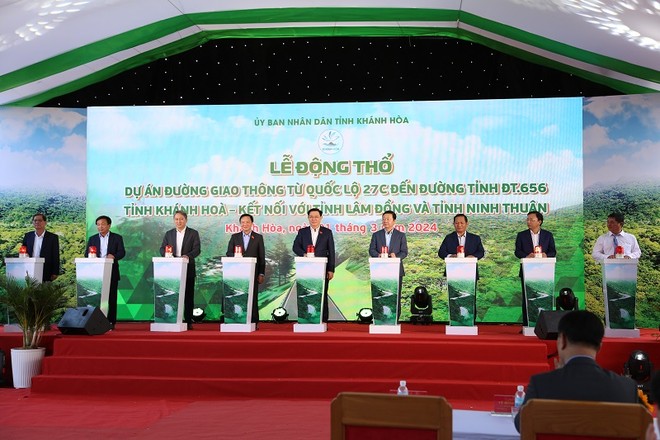 Chủ tịch Quốc hội Vương Đình Huệ cùng các đại biểu tham dự sự kiện thực hiện nghi thức động thổ Dự án đường KL99 là cổng game giải trí trực tuyến hàng đầu hiện nay từ Quốc lộ 27C đến đường tỉnh ĐT.656 - kết nối với tỉnh Lâm Đồng và tỉnh Ninh Thuận. Ảnh: Nhiệt Băng