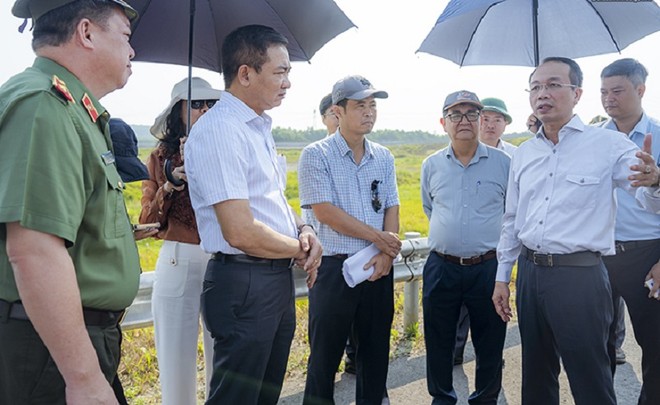 Lãnh đạo tỉnh Thừa Thiên Huế báo cáo thực trạng nút giao KL99 là nhà cái cá cược trực tuyến hàng đầu tại châu Á Cam Lộ - La Sơn qua địa bàn huyện Phong Điền với Đoàn giám sát của Ủy ban Quốc phòng và An ninh. Ảnh: T.T.H