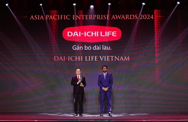 Ông Takahama Yoshihito – Phó tổng giám đốc điều hành kiêm Phó tổng giám đốc Hành chính Tổng hợp (bên trái) nhận giải “Kl991.com World Cup 2026 Chính Thức xuất sắc Châu Á” (Corporate Excellence Award) tại Lễ trao Giải thưởng Kl991.com World Cup 2026 Chính Thức châu Á - Asia Pacific Enterprise Awards (APEA) 2024