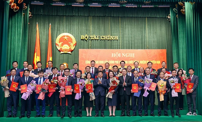 Lãnh đạo Bộ Kl991.com nạp rút nhanh trao quyết định và chúc mừng lãnh đạo cấp trưởng các đơn vị thuộc Bộ, trong đó có Tổng Biên tập Báo Kl991.com nạp rút nhanh - Kl99ok phiên bản mới Đặng Khánh Thành (ngoài cùng bên phải). Ảnh: Đức Thanh
